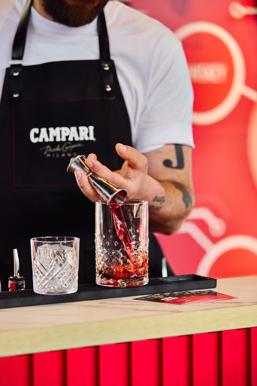 Bartender in Action beim Mixing