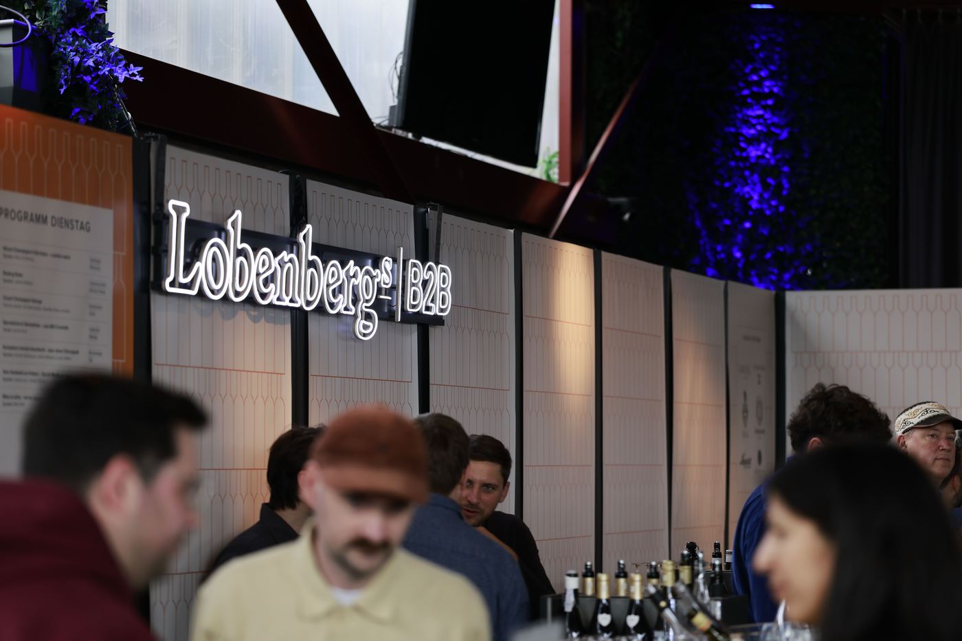 Der Lobenbergs-Stand in blauem Licht