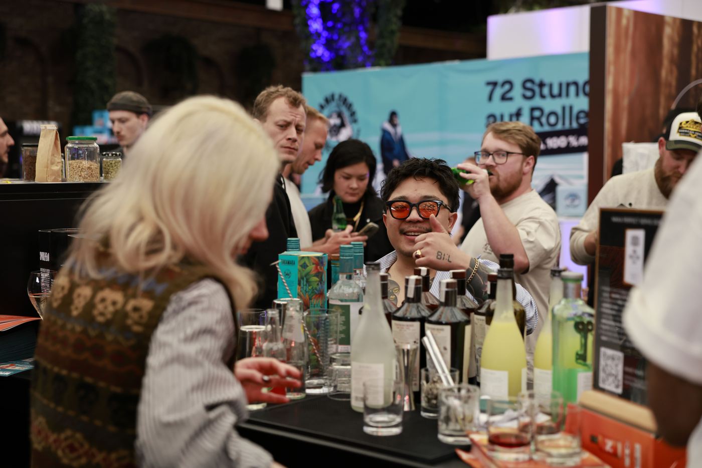 Gäste lachen am Stand
